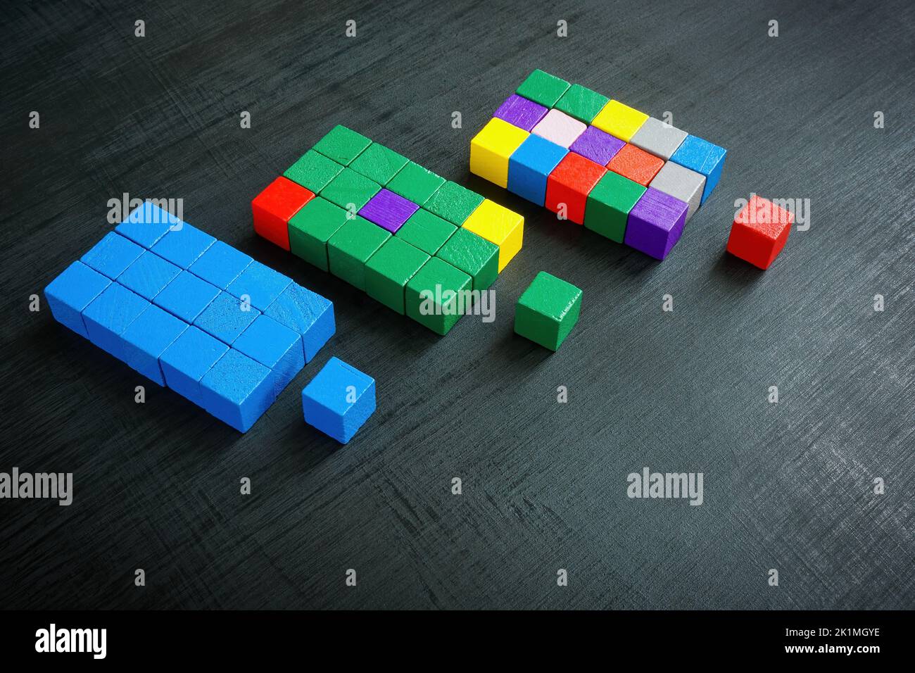 Diversità nel concetto di leadership. Cubi colorati come simboli di squadra. Foto Stock