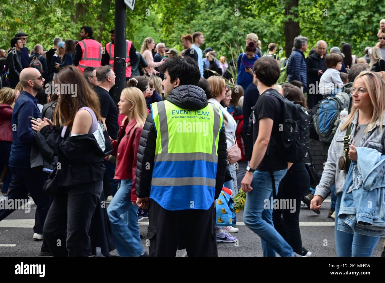 Funerali di Stato di sua Maestà la Regina Elisabetta II, Londra, Regno Unito, lunedì 19th settembre 2022. Un membro del team di gestione degli eventi che guida folle di persone oltre Hyde Park. Foto Stock
