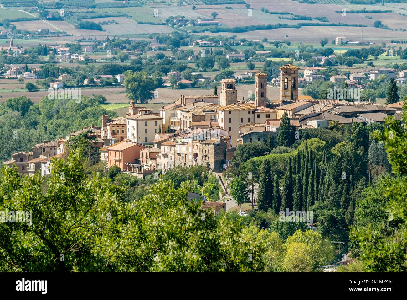 Veduta aerea panoramica di Deruta, Perugia, Italia, in una giornata di sole Foto Stock