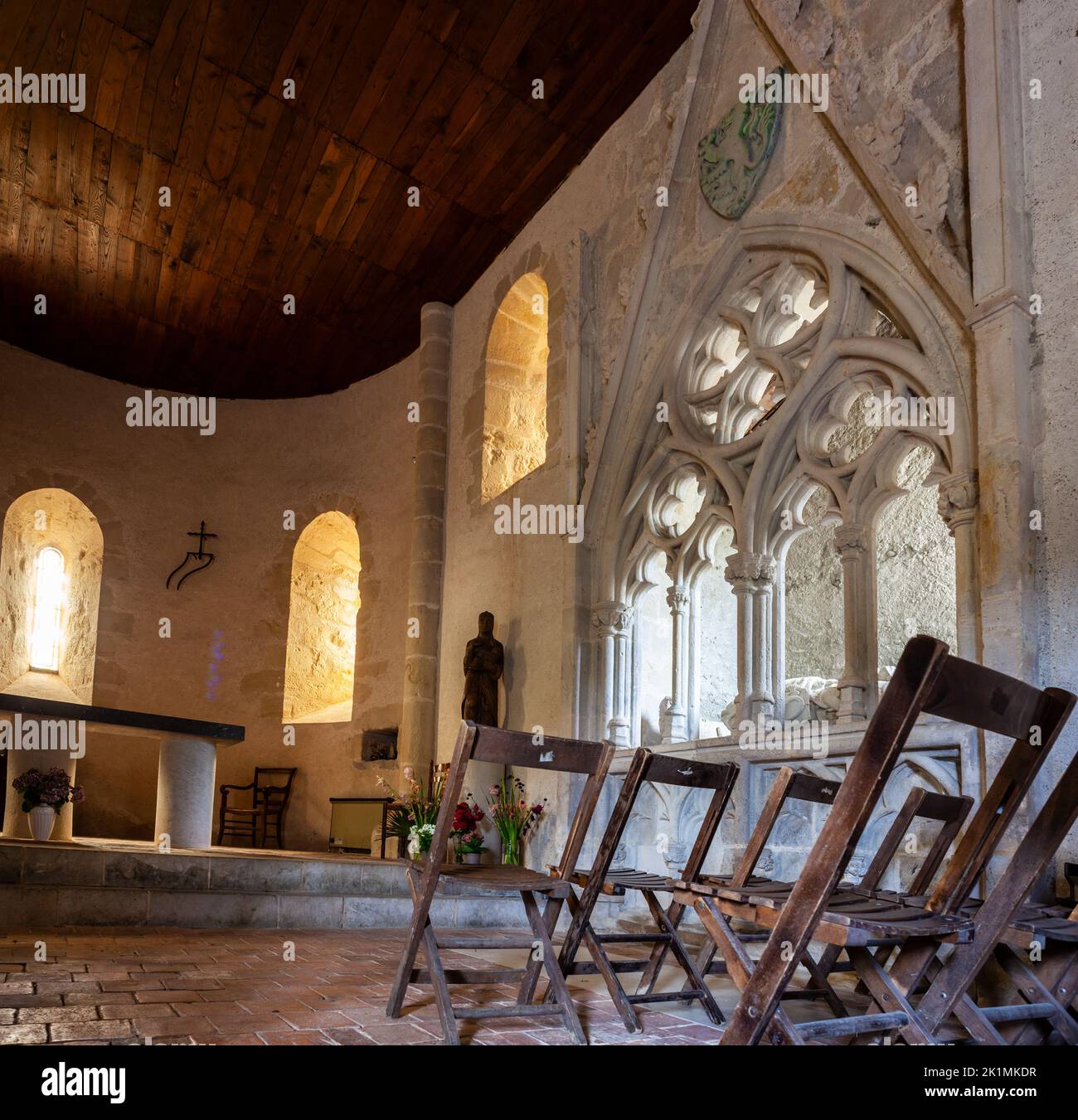 Interno della Cappella di Caubin lungo il percorso di Chemin du Puy nel cantone di Arthez-de-Béarn. All'interno di una cripta gotica si trova l'effigie di un cavaliere Foto Stock