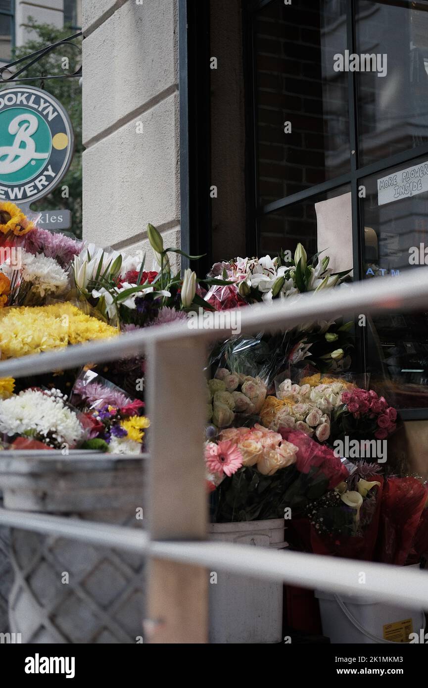 Un primo piano verticale di un negozio di fiori a New York, con bouquet colorati sul portico Foto Stock