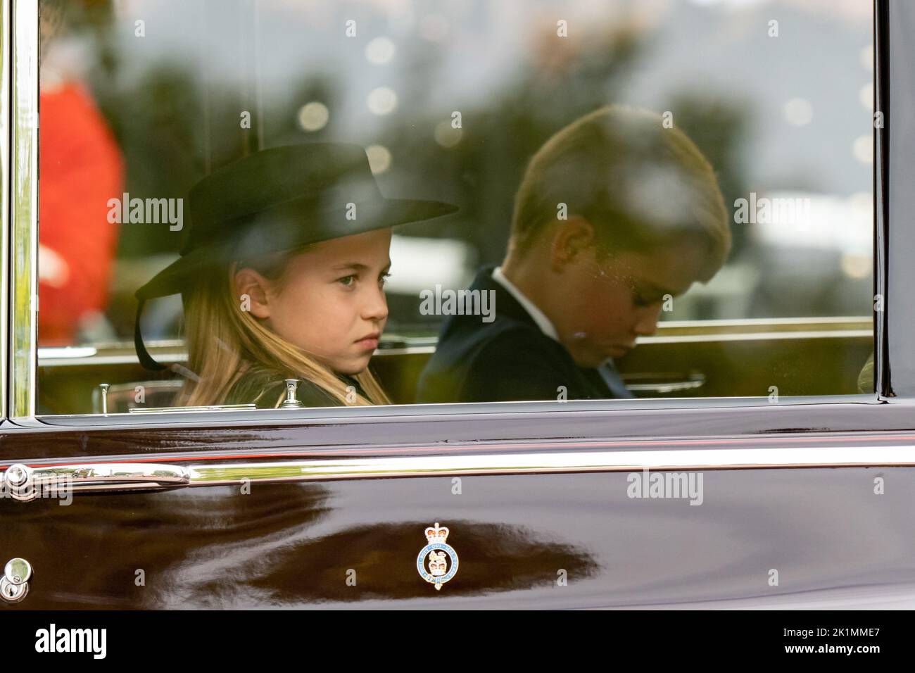 La principessa Charlotte del Galles e il principe George del Galles tornano indietro durante la processione della bara della Regina Elisabetta 11 verso Buckingham Palace nel Mall London City Centre, Londra, Regno Unito, 19th settembre 2022 (Foto di Richard Washbrooke/News Images). Foto Stock