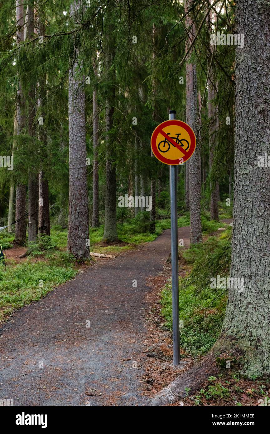 In estate non c'è nessun cartello per andare in bicicletta accanto a un sentiero escursionistico in una pineta Foto Stock