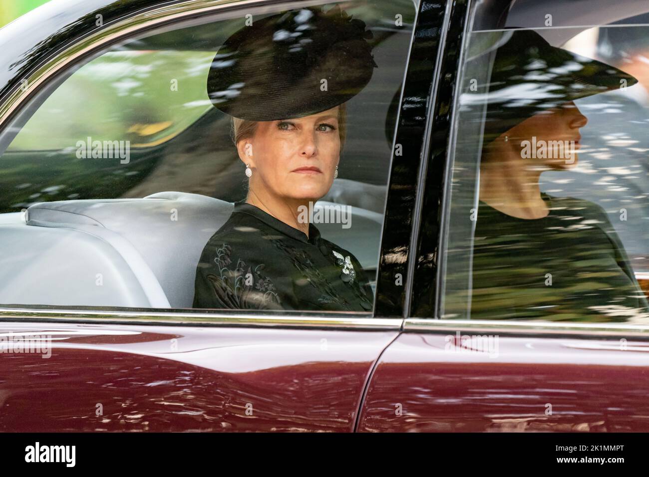 Londra, Regno Unito. 14th Set, 2022. Sophie, contessa di Wessex e Megan Duchessa di Sussex tornano indietro durante la processione della bara della Regina Elisabetta 11 verso Buckingham Palace nel Mall London City Centre, Londra, Regno Unito, 19th settembre 2022 (Foto di Richard Washbrooke/News Images) a Londra, Regno Unito il 9/14/2022. (Foto di Richard Washbrooke/News Images/Sipa USA) Credit: Sipa USA/Alamy Live News Foto Stock