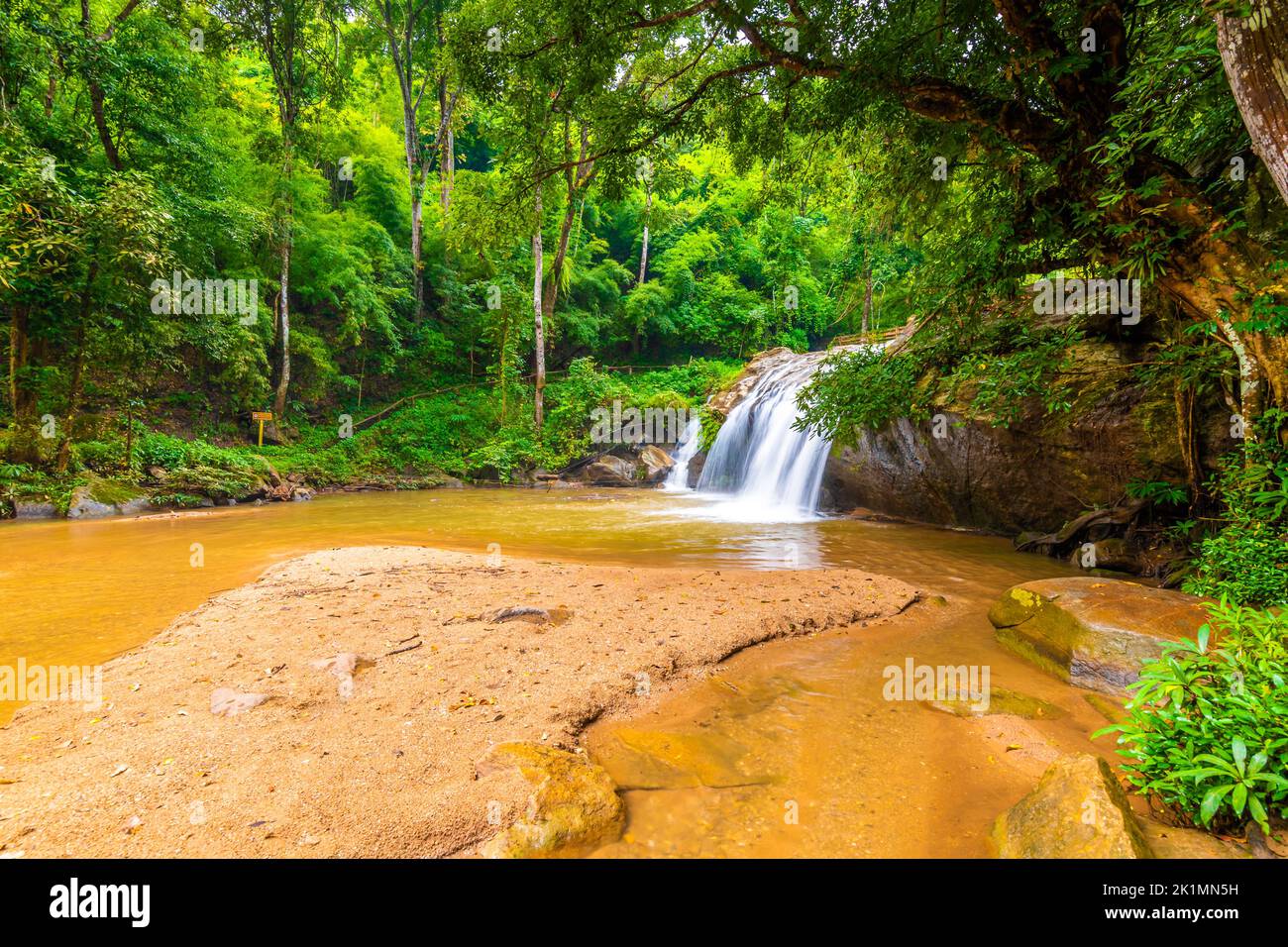 Bella cascata Mae SA, Thailandia. Il flusso d'acqua dolce e puro scorre sul terreno di pietra nella foresta pluviale tropicale. Piante e alberi freschi a Foto Stock