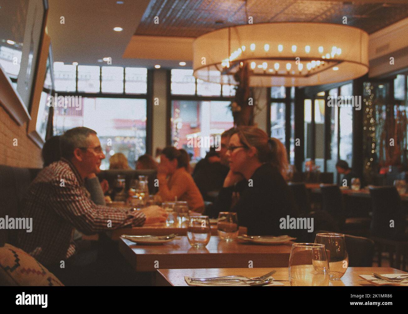 Molte persone che cenano al ristorante di Montreal, Canada Foto Stock