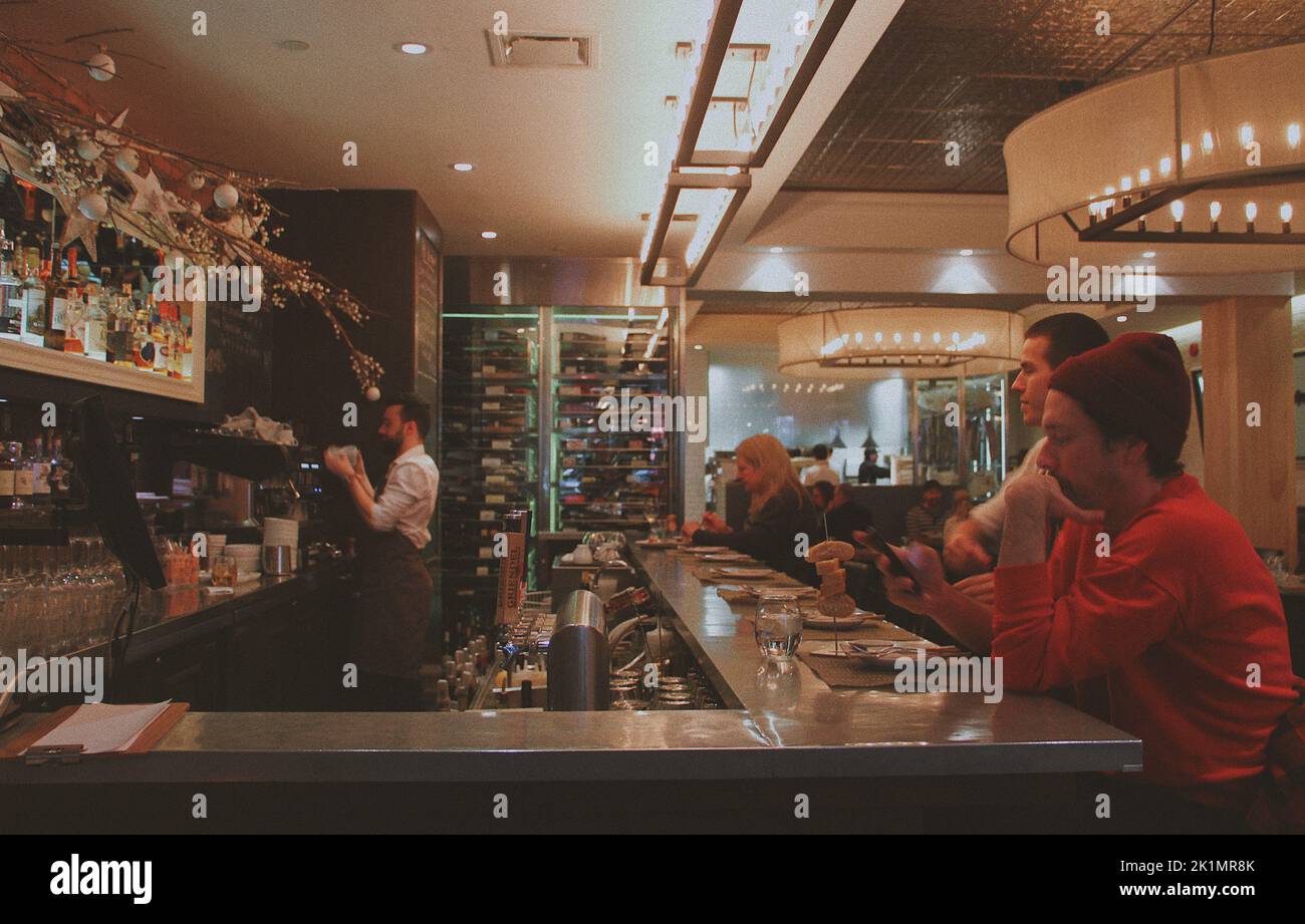 Molte persone che cenano al ristorante di Montreal, Canada Foto Stock