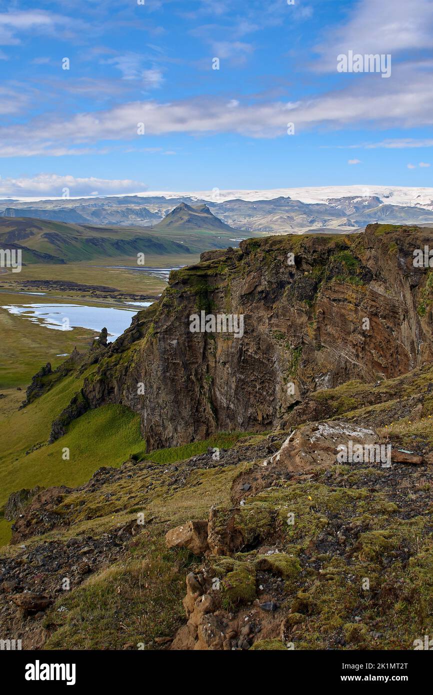 Paesaggio panoramico con formazioni rocciose, ghiacciaio e spiaggia di sabbia nera Reynisfjara, penisola di Dyrholaey, Islanda Foto Stock