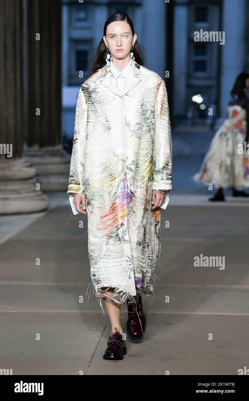 LA PISTA ERDEM SS23 durante la settimana della moda di Londra il 2022 settembre - Londra, Regno Unito. 19/09/2022 Foto Stock