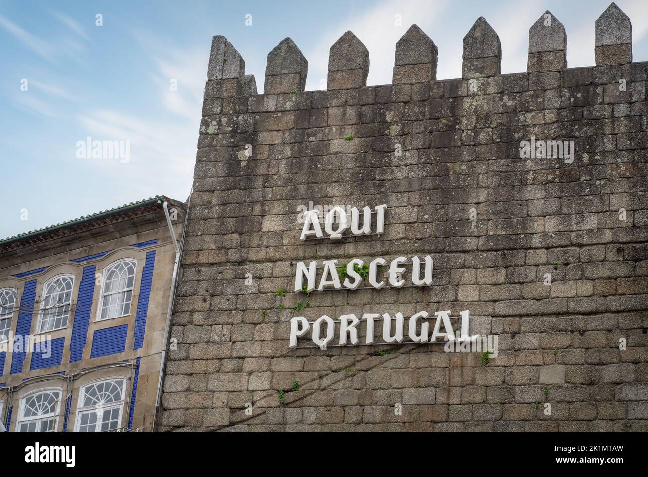 Aqui Nasceu Portogallo (il Portogallo è nato qui) segno alla Torre Alfandega - Guimaraes, Portogallo Foto Stock