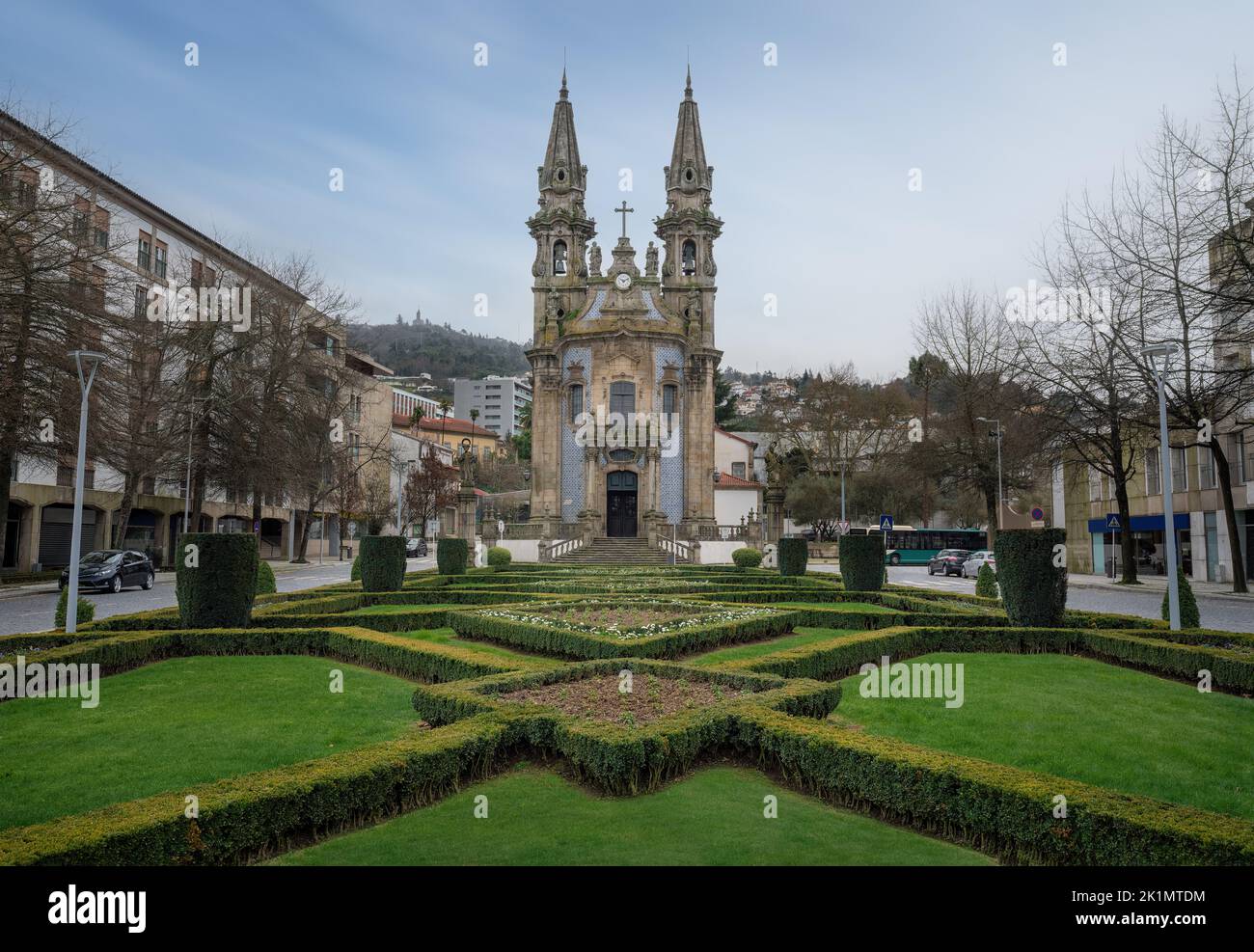 Chiesa di nostra Signora della consolazione e Santos Passos e Largo Repubblica del Brasile Giardino - Guimaraes, Portogallo Foto Stock