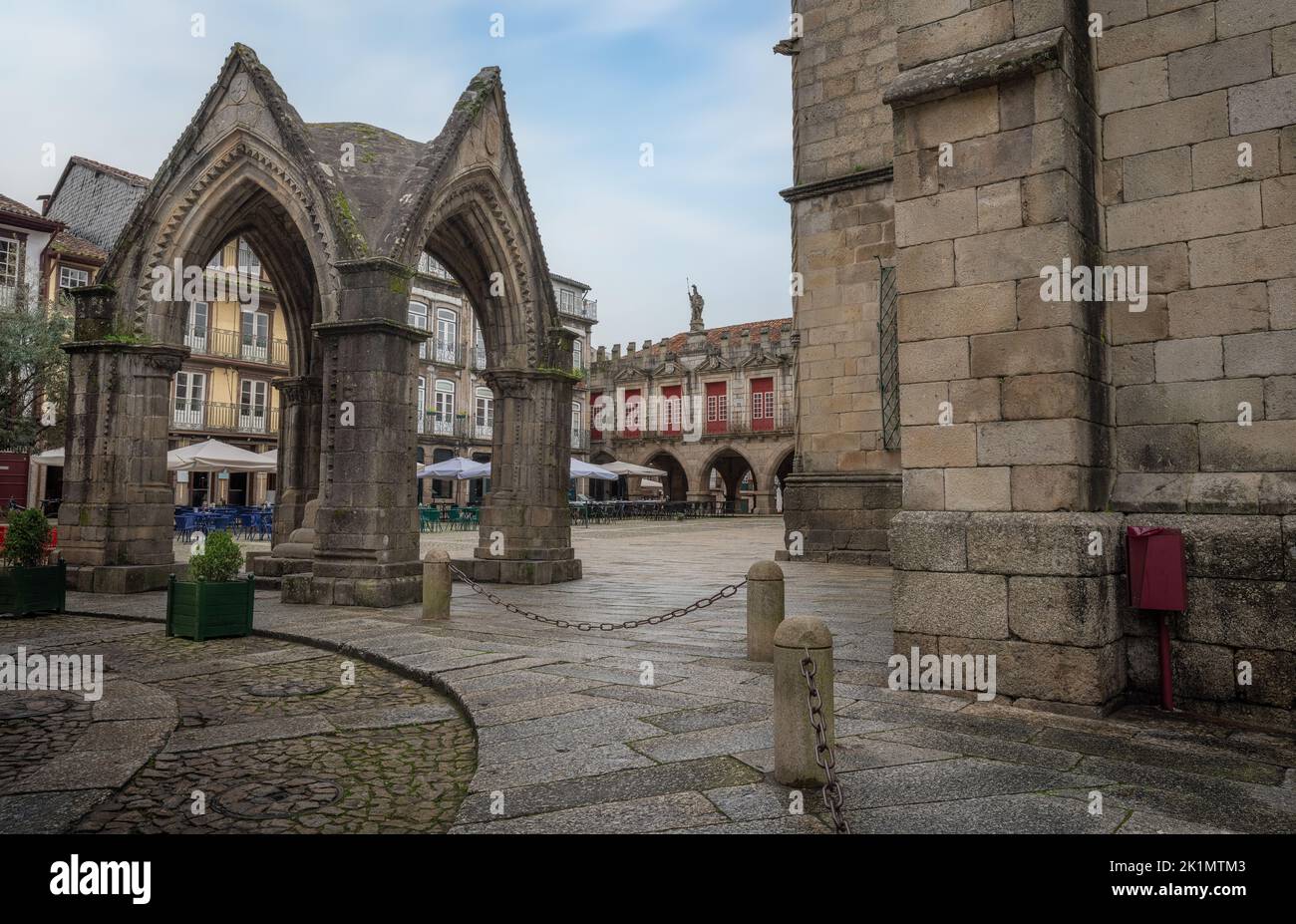 Monumento gotico alla Battaglia di Salado (Padrao do Saldo) e il vecchio municipio di Guimaraes a Largo da Oliveira - Guimaraes, Portogallo Foto Stock