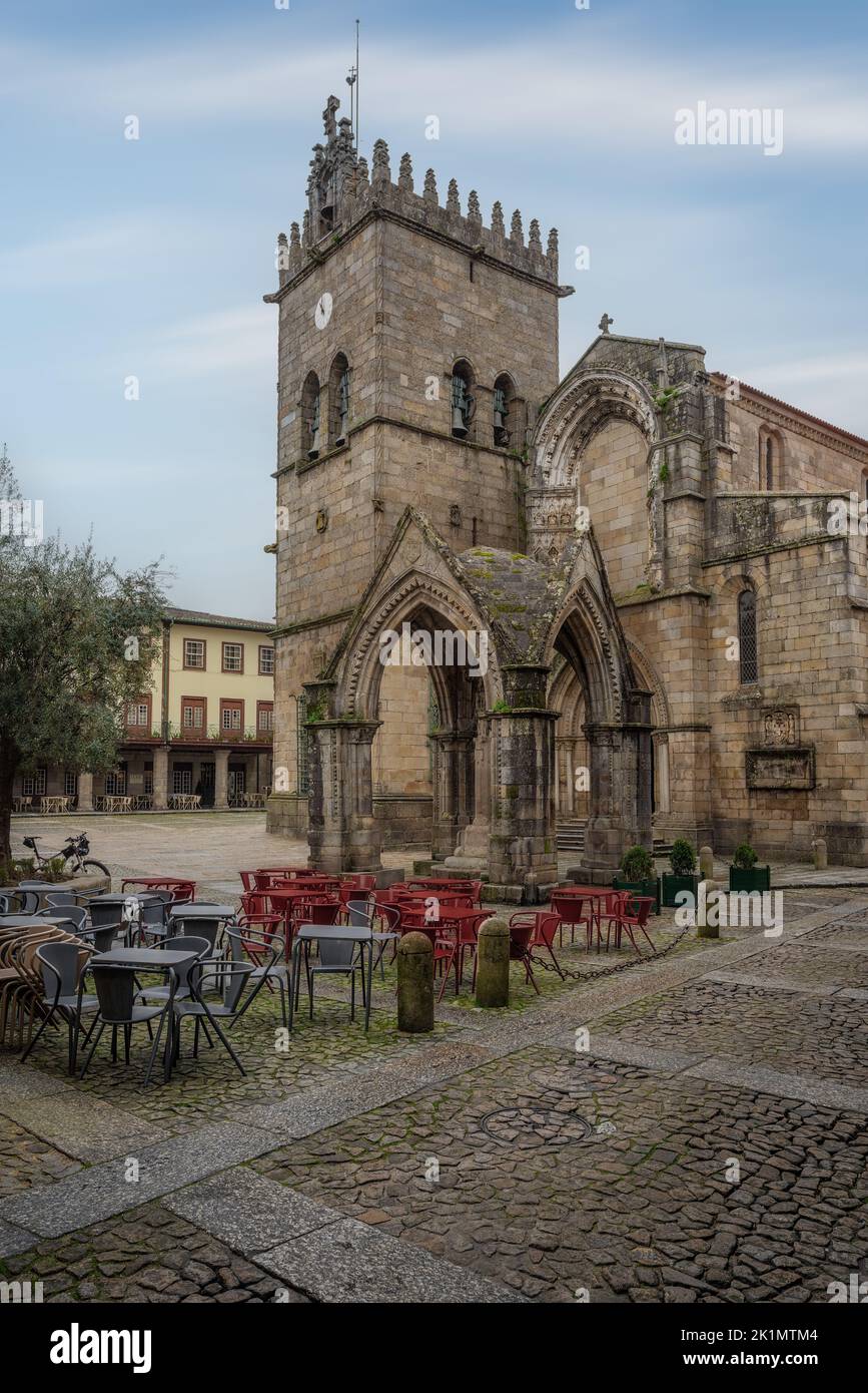 Chiesa di Nossa Senhora da Oliveira e Battaglia gotica del Salado (Padrao do Saldo) a Largo da Oliveira - Guimaraes, Portogallo Foto Stock