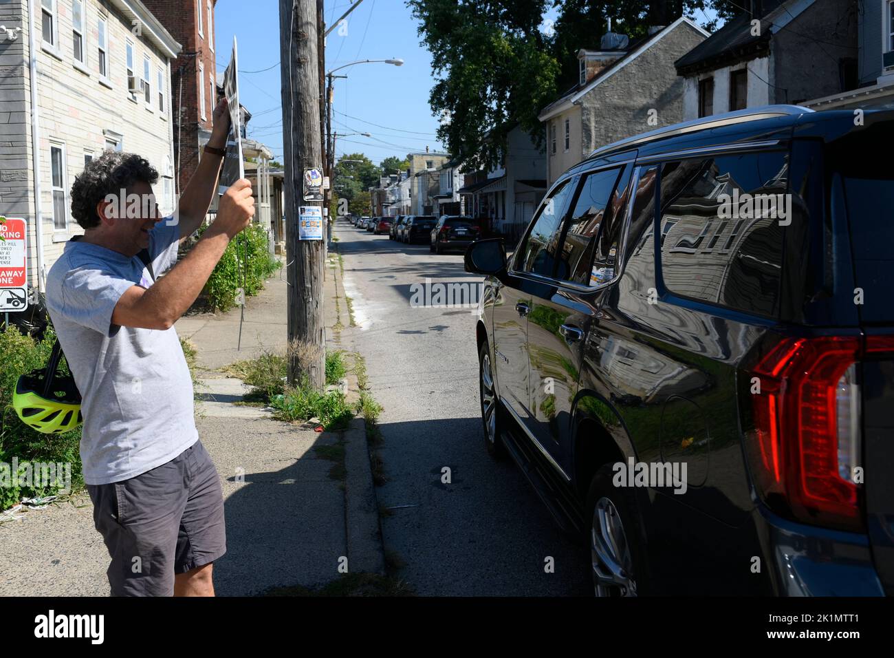 Philadelphia, Stati Uniti. 19th Set, 2022. I manifestanti dimostrano come un veicolo che si ritiene possa portare il candidato repubblicano al Senato Dr. Mehmet Oz parte attraverso un ingresso posteriore a un evento di campagna di discussione della comunità Safer Streets nella sezione Germantown di Filadelfia nord-occidentale, PA, USA il 19 settembre 2022. Credit: OOGImages/Alamy Live News Foto Stock