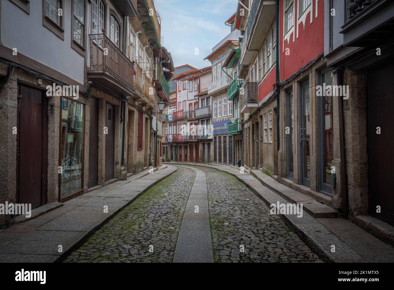 Old Street ed edifici - Guimaraes, Portogallo Foto Stock