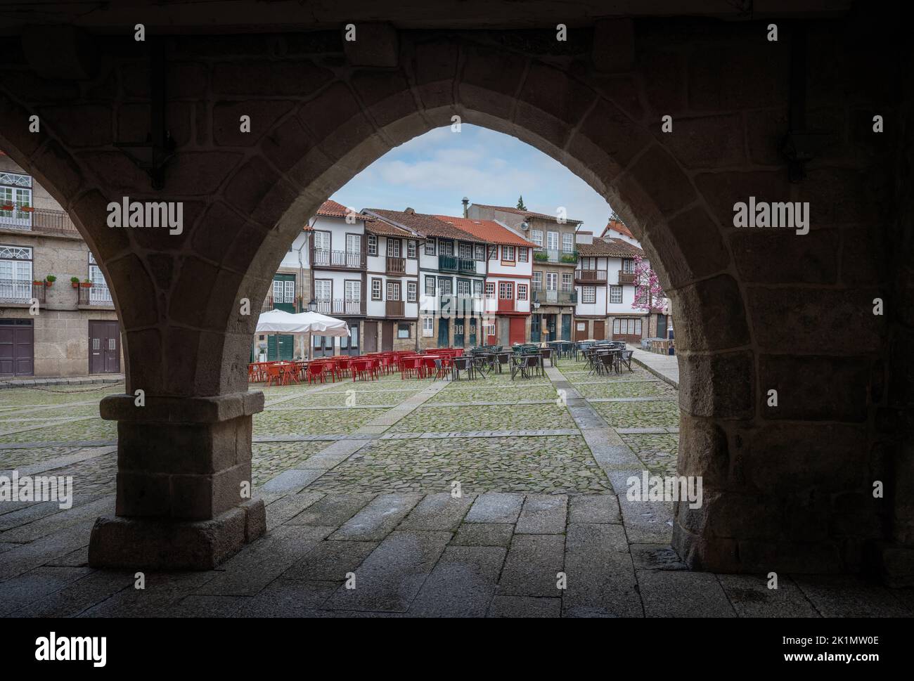 Archi medievali a Piazza Sao Tiago (Praca de Sao Tiago) - Guimaraes, Portogallo Foto Stock
