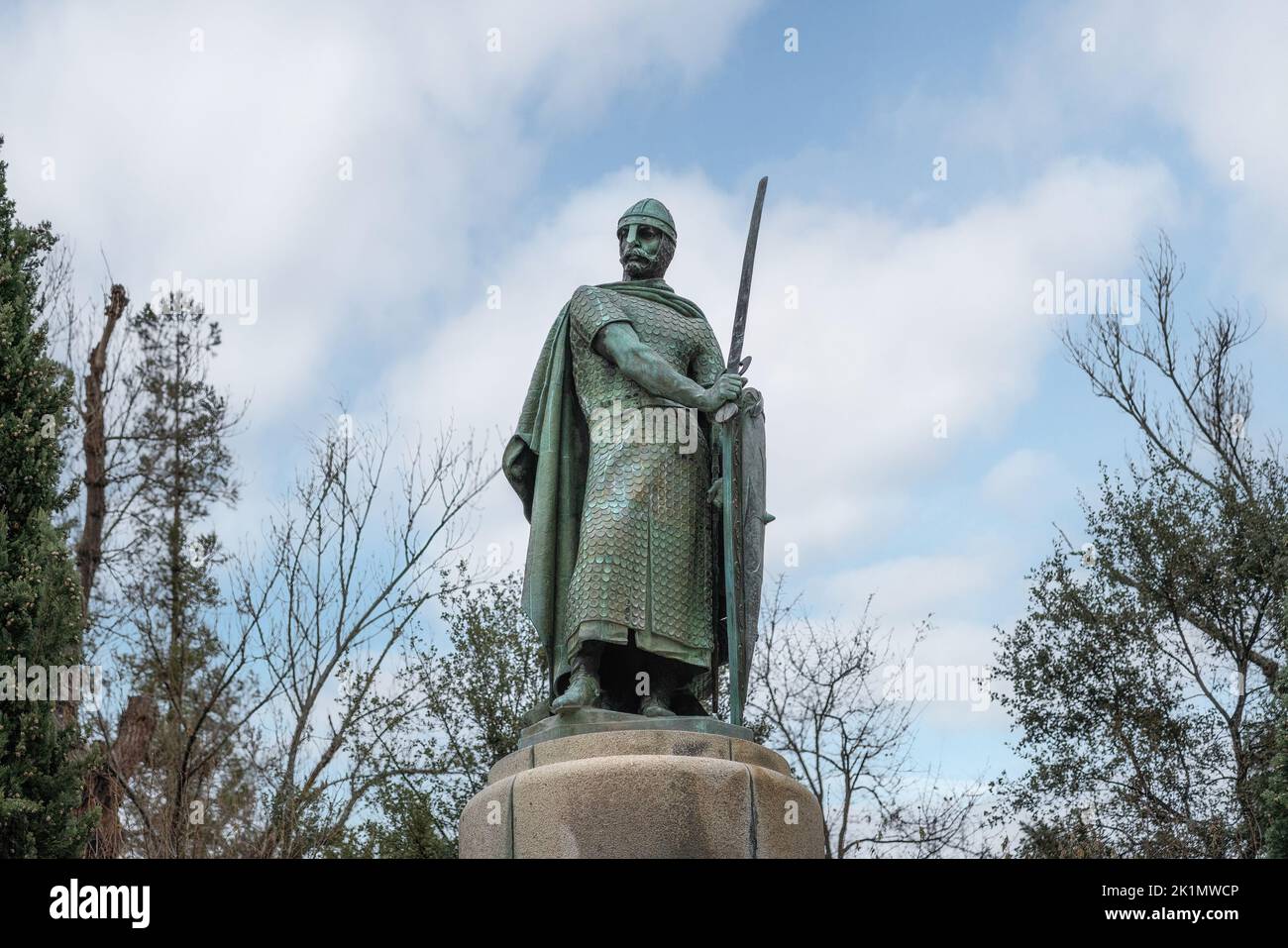 Statua del re Afonso Henriques (Afonso i del Portogallo), scolpita da Soares dos Reis nel 1887 - Guimaraes, Portogallo Foto Stock