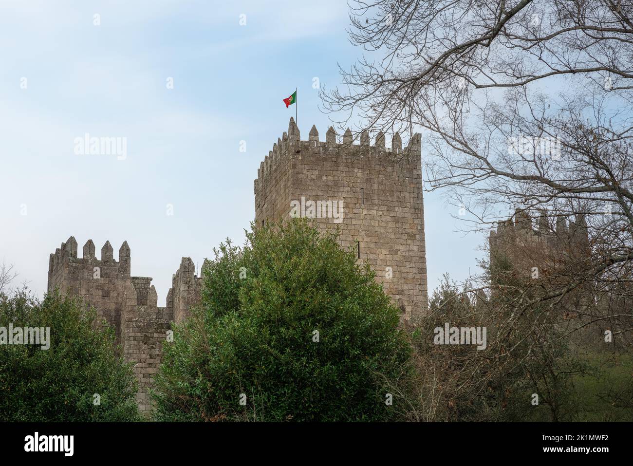 Castello medievale di Guimaraes Torre e bandiera portoghese - Guimaraes, Portogallo Foto Stock