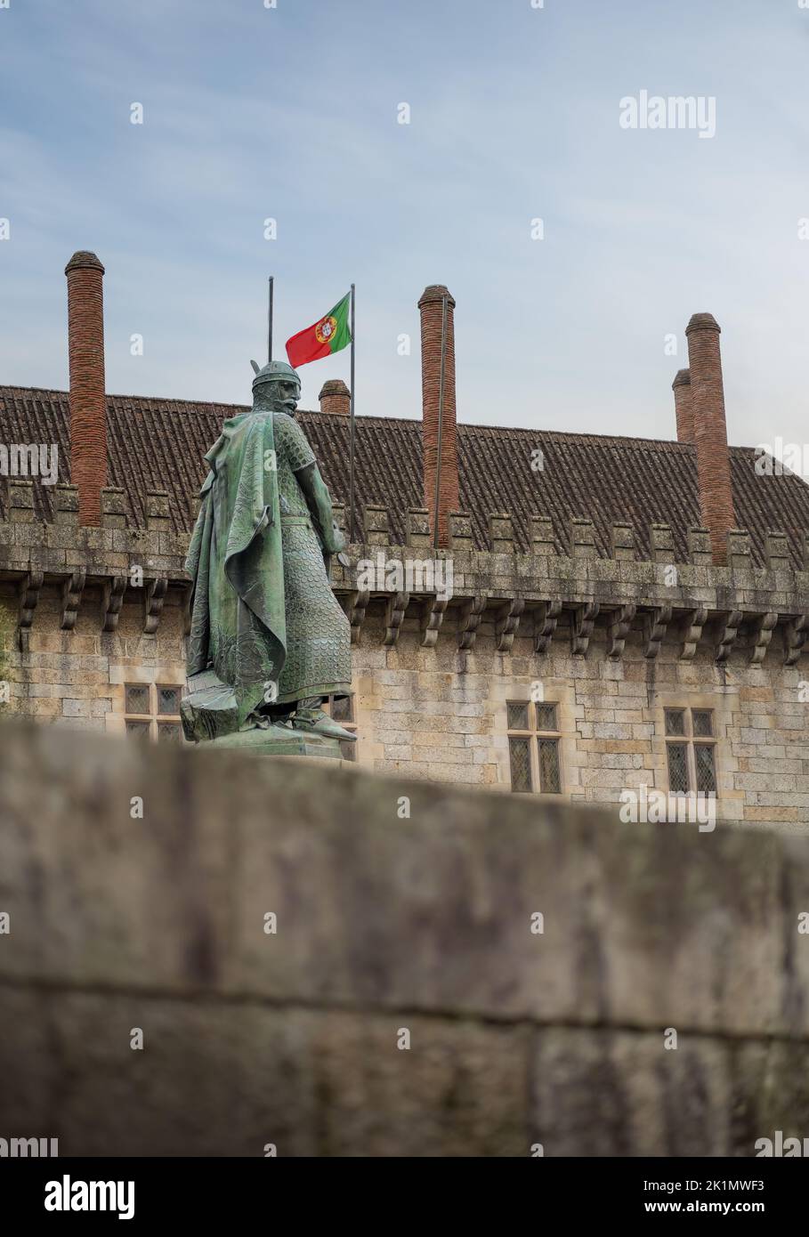 Statua del re Afonso Henriques (Afonso i del Portogallo) e bandiera portoghese, scolpita da Soares dos Reis nel 1887 - Guimaraes, Portogallo Foto Stock