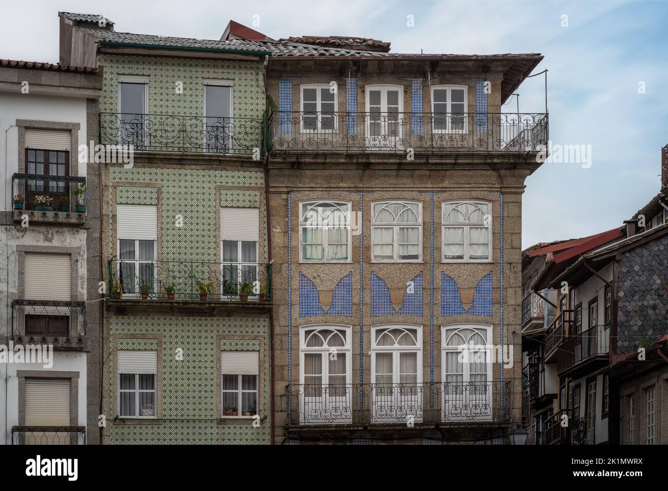 Edifici tradizionali facciate e balconi - Guimaraes, Portogallo Foto Stock