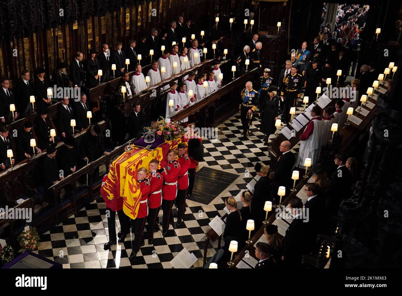 La bara della regina Elisabetta II, seguita da (da sinistra a destra, di fronte) re Carlo III, la regina Consorte, la principessa reale, vice ammiraglio Sir Tim Laurence, il duca di York, il conte di Wessex, la contessa di Wessex, il principe di Galles, il principe Giorgio, la principessa Charlotte, La principessa di Galles, il Duca di Sussex, la Duchessa di Sussex, Peter Phillips, il Conte di Snowdon, il Duca di Gloucester, il Duca di Kent, e il Principe Michael di Kent, è portata dal Partito portatore al Commital Service nella Cappella di San Giorgio nel Castello di Windsor, Berkshire. Data immagine: Lunedì 19 settembre 2 Foto Stock
