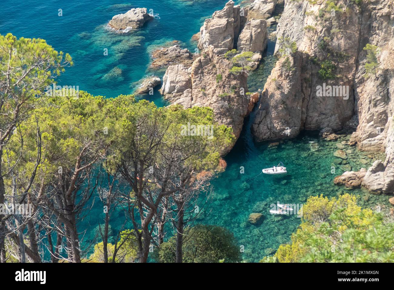 Catalogna in Spagna: Una baia tranquilla vicino alla graziosa località di Tossa de Mar Foto Stock