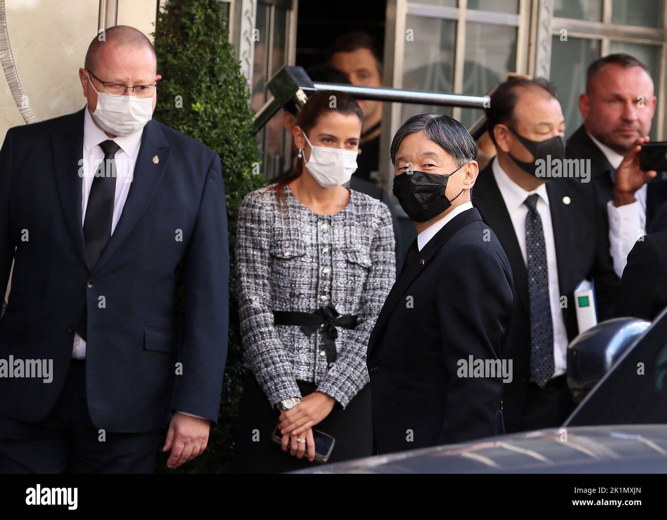 L'Imperatore Naruhito del Giappone arriva all'hotel a cinque stelle Claridge a Londra dopo aver partecipato al funerale di Stato della regina Elisabetta II Foto Stock