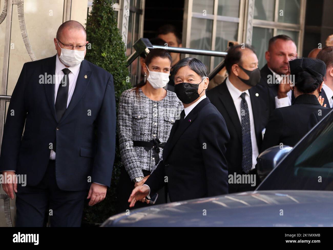 L'Imperatore Naruhito del Giappone arriva all'hotel a cinque stelle Claridge a Londra dopo aver partecipato al funerale di Stato della regina Elisabetta II Foto Stock
