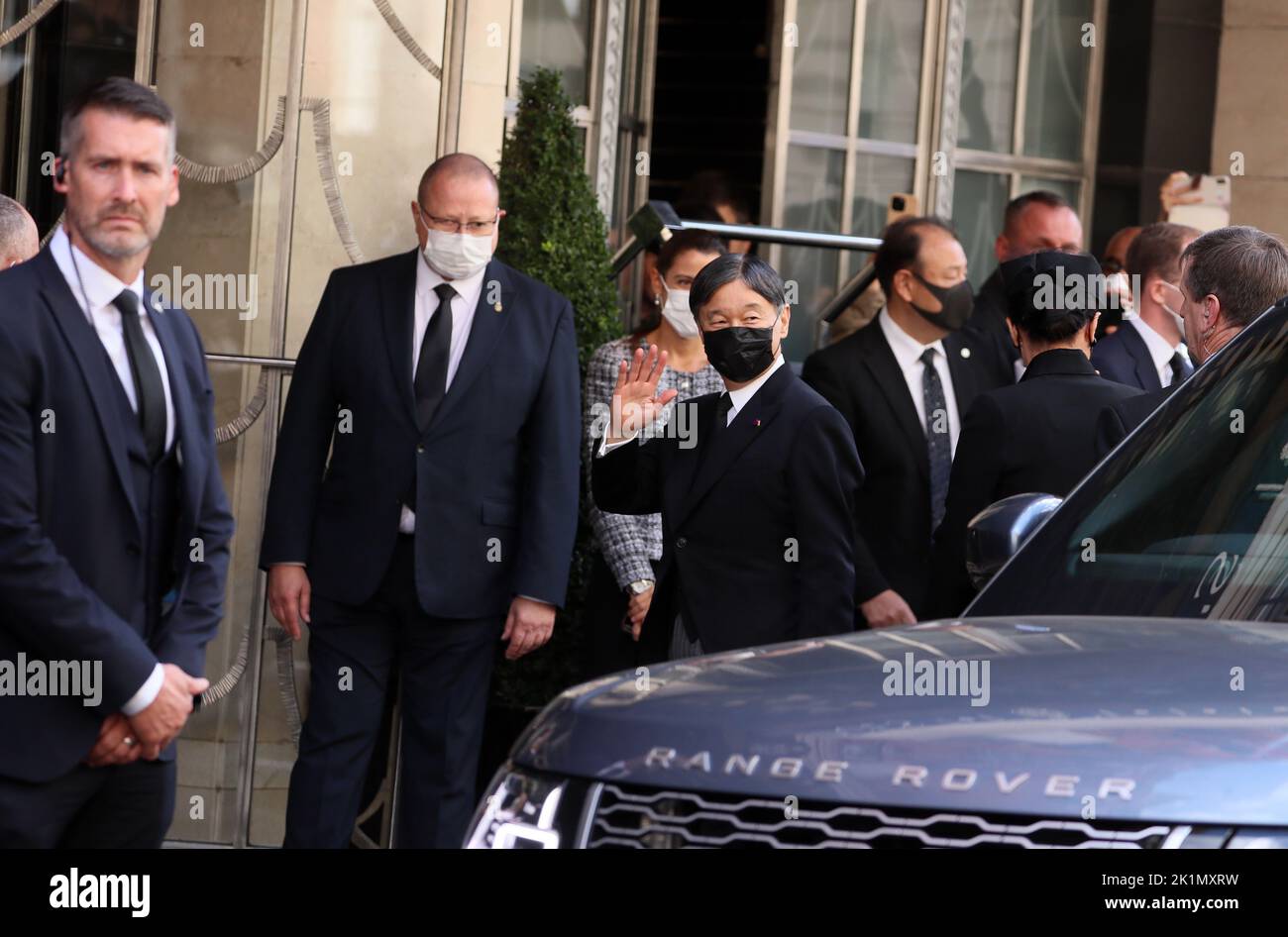 L'Imperatore Naruhito del Giappone arriva all'hotel a cinque stelle Claridge a Londra dopo aver partecipato al funerale di Stato della regina Elisabetta II Foto Stock