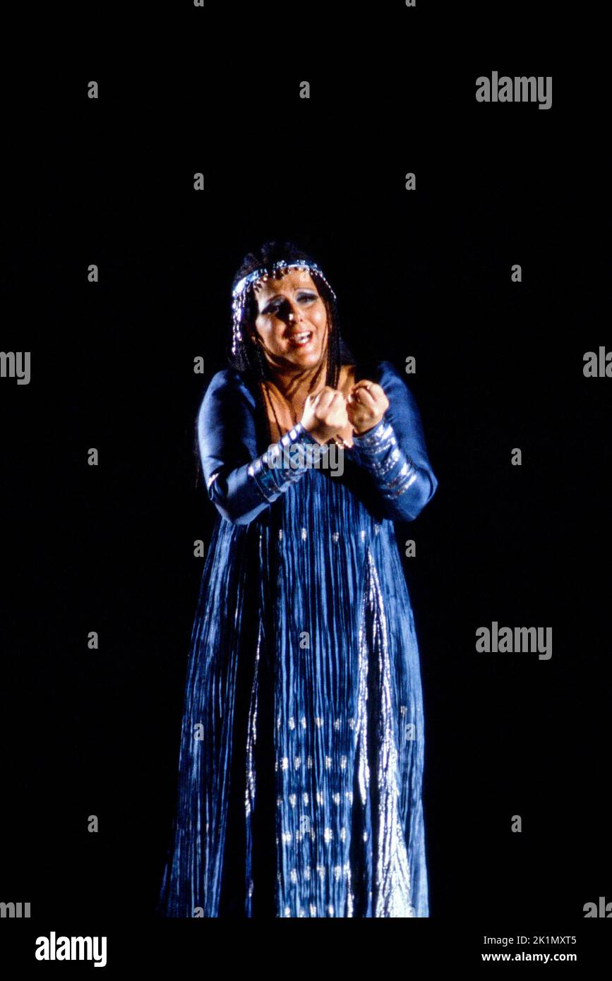 Katia Ricciarelli (Aida) in AIDA di Giuseppe Verdi alla Royal Opera, Covent Garden, Londra WC2 02/06/1984 libretto: Antonio Ghislanzoni direttore: Zubin Mehta Costumi: PET Halmen scenografia & regia: Jean-Pierre Ponnelle Foto Stock