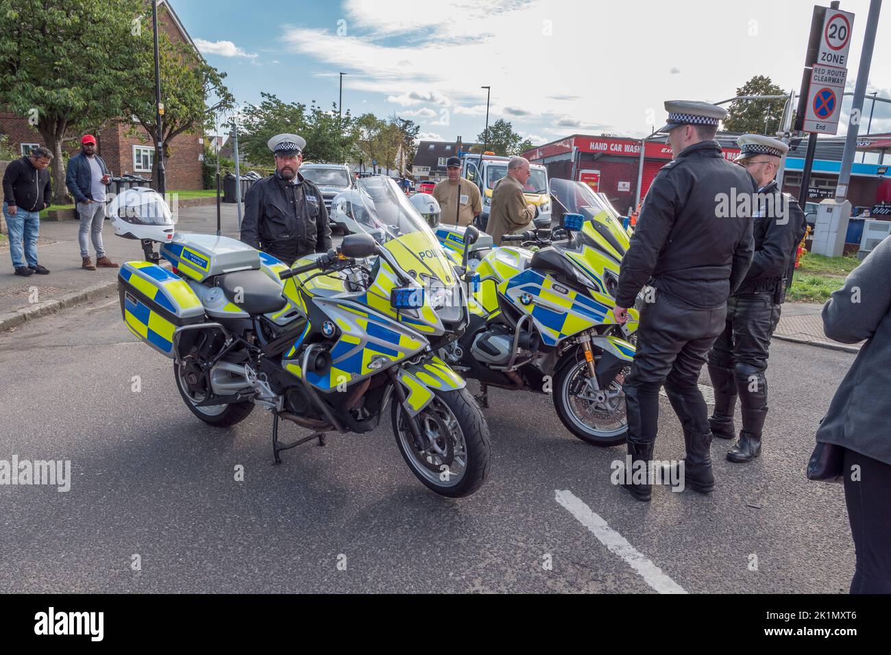 Motociclette e ufficiali della polizia metropolitana a Hounslow, Regno Unito. Foto Stock