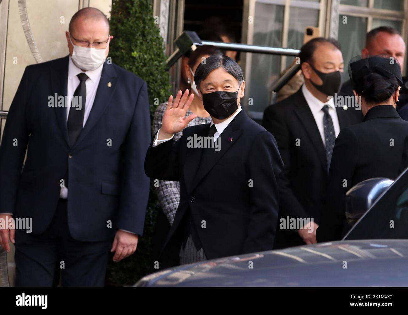 L'Imperatore Naruhito del Giappone arriva all'hotel a cinque stelle Claridge a Londra dopo aver partecipato al funerale di Stato della regina Elisabetta II Foto Stock