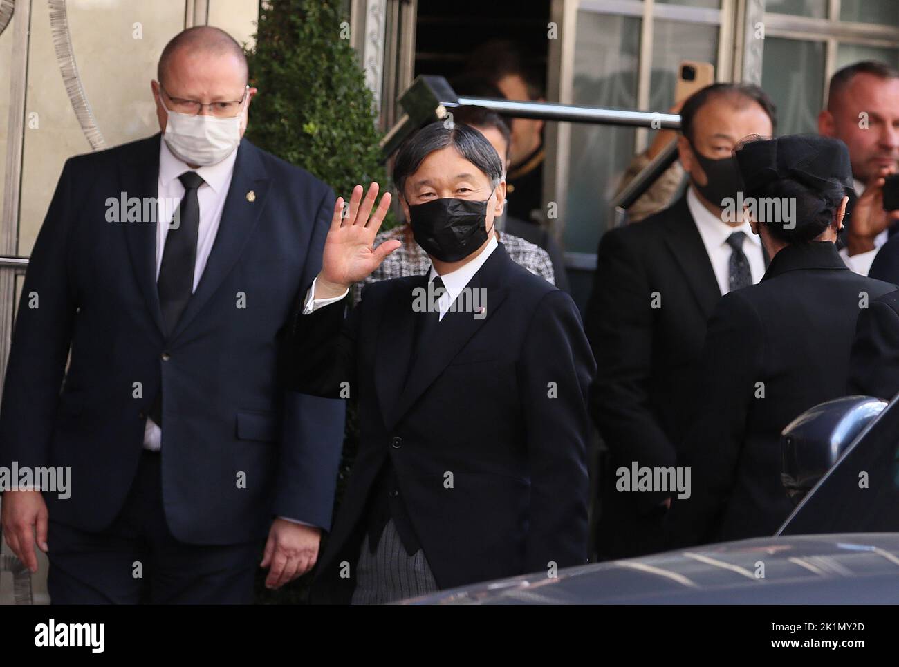L'Imperatore Naruhito del Giappone arriva all'hotel a cinque stelle Claridge a Londra dopo aver partecipato al funerale di Stato della regina Elisabetta II Foto Stock