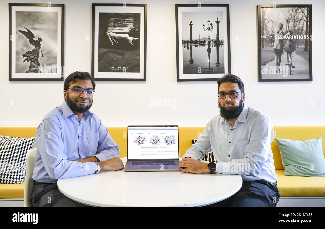 (L-R) Muhammad Saqib Sohail, dottorato e Professore aggiunto alla Ricerca presso il Dipartimento di Ingegneria elettronica e informatica dell'Università di Hong Kong della Scienza e della tecnologia (HKUST); E Ahmed Abdul Quadeer, Prof. presso il Dipartimento di Ingegneria elettronica e informatica dell'Università di Hong Kong della Scienza e della tecnologia (HKUST) sono raffigurati presso il campus dell'Università di Hong Kong della Scienza e della tecnologia (HKUST) a Sai Kung. Una ricerca sui dati genomici e immunologici HKUST ha dimostrato che i vaccini contro il vaiolo dovrebbero essere efficaci contro il vaiolo. 13SEP22 SCMP / Yik Yeung-ma Foto Stock