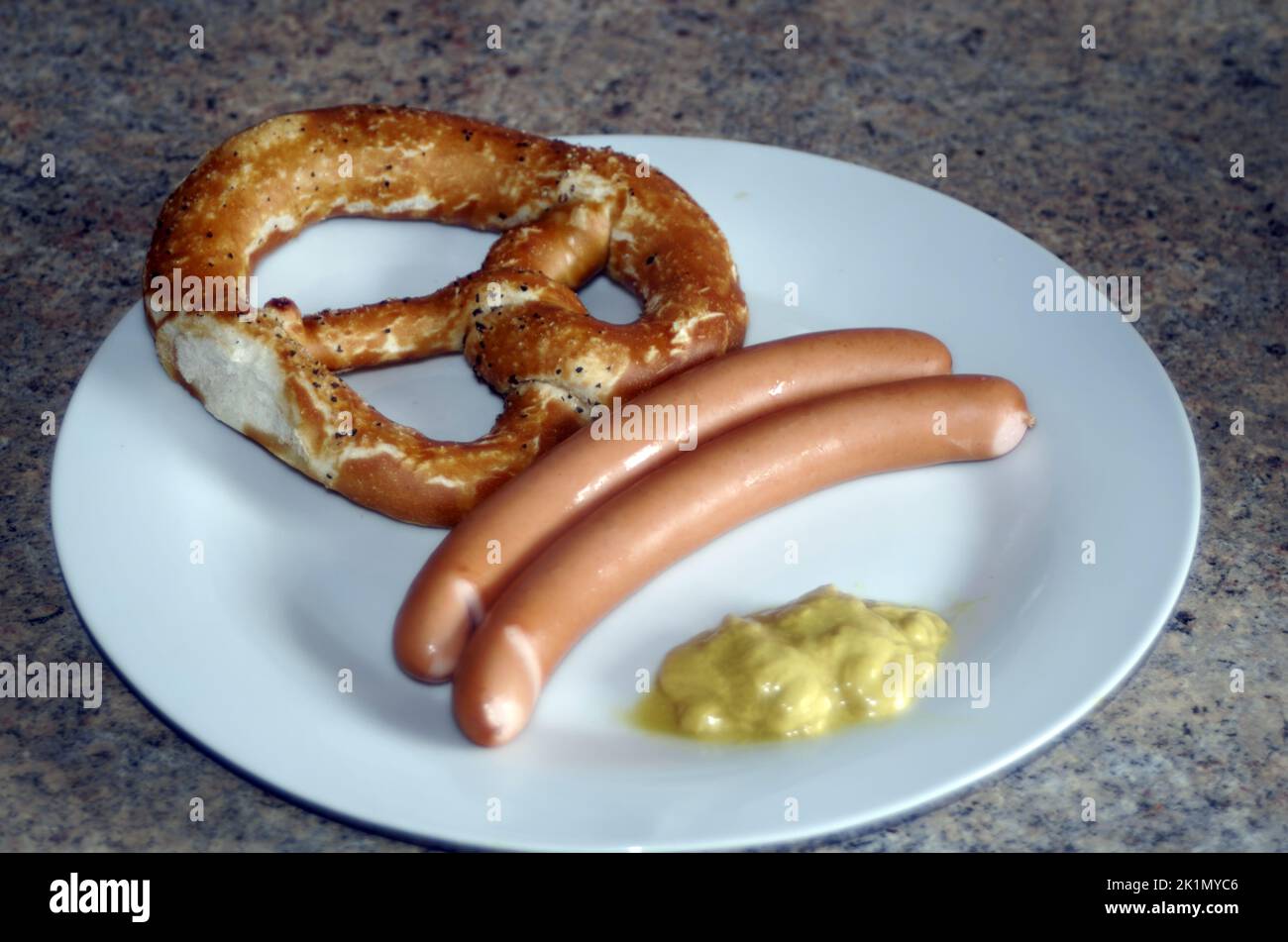 Fast food tradizionale: Tipico spuntino tedesco. Salsiccia con pretzel e senape Foto Stock