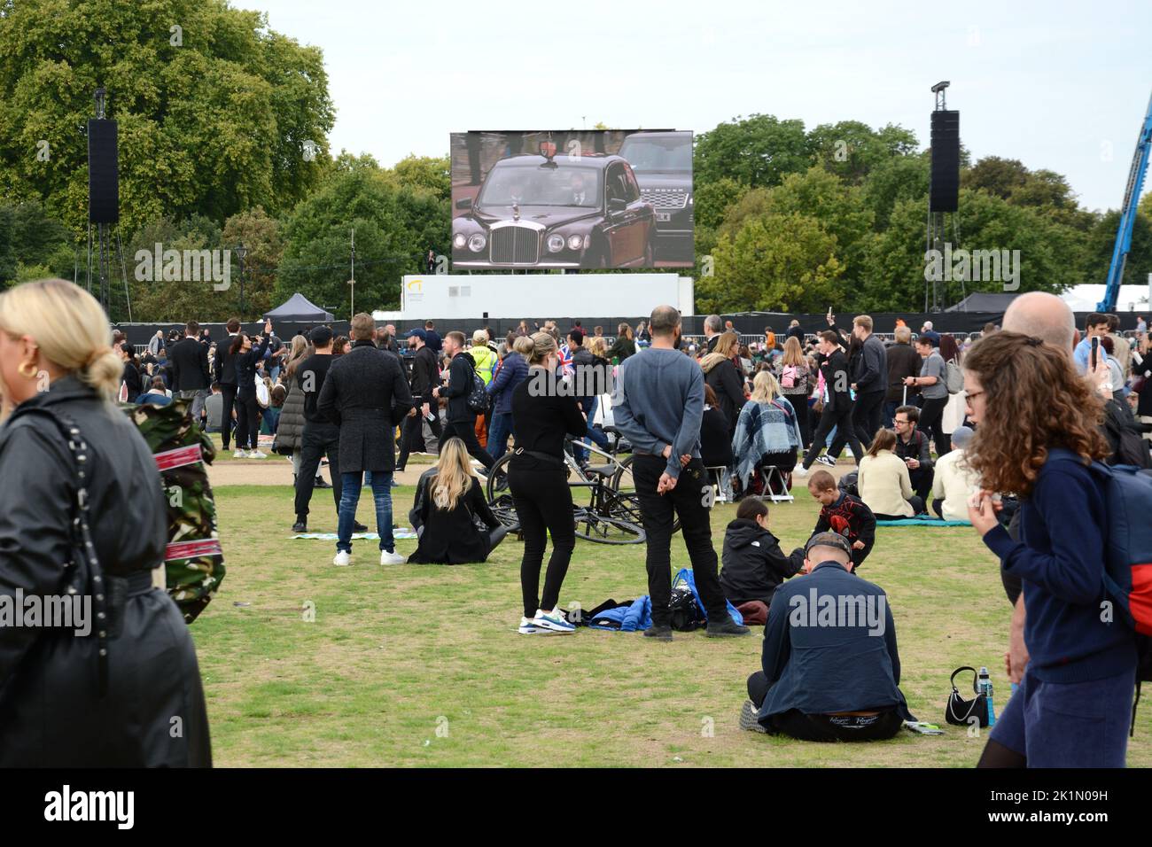 Londra il giorno del funerale della regina 19th settembre 2022 - schermi giganti che mostrano i funerali dal vivo a Hyde Park Foto Stock