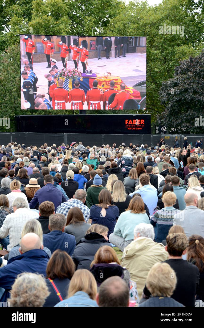 Londra il giorno del funerale della regina 19th settembre 2022 - schermi giganti che mostrano i funerali dal vivo a Hyde Park Foto Stock