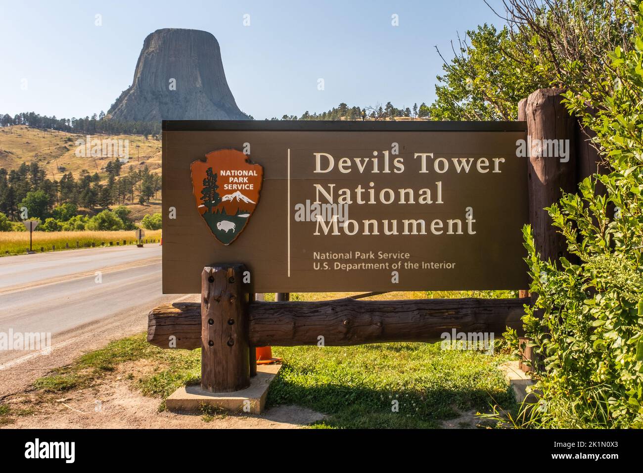 Cartello d'ingresso al Monumento Nazionale della Torre dei diavoli con la torre nel dislivello. Foto Stock