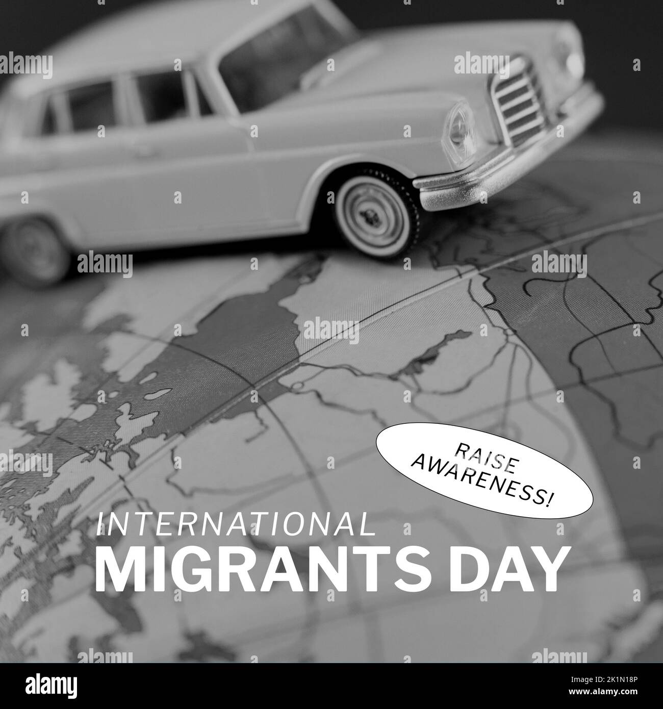 Composizione del testo della giornata internazionale dei migranti su foto in bianco e nero dell'auto sul globo Foto Stock