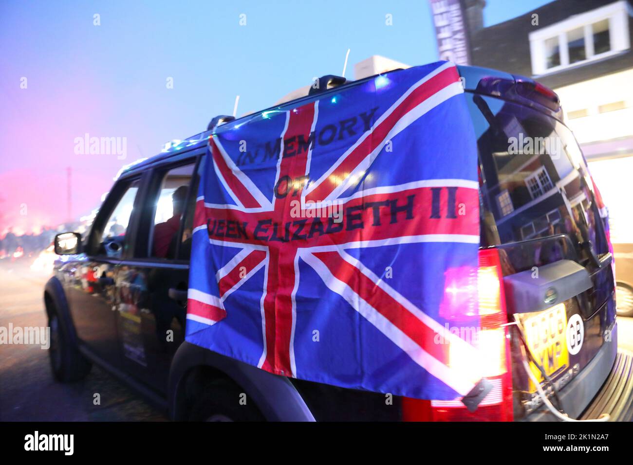 Ricordando la Regina Elisabetta II, in riconoscimento della sua recente morte, all'annuale Carnevale di Bonfire, a Mayfield, quando i martiri protestanti, bruciati al palo sotto la Regina Maria sono ricordati, nel Sussex orientale, Inghilterra, Regno Unito Foto Stock