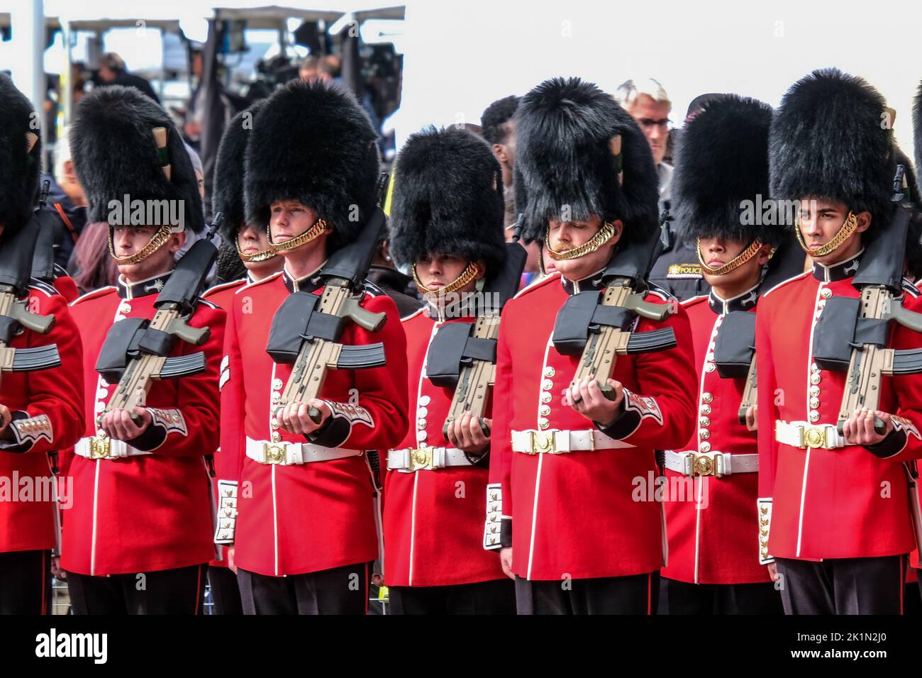 Londra, Regno Unito. 18th Set, 2022. Le truppe hanno visto marciare nel centro commerciale mentre la bara della regina Elisabetta II è trasferita a Windsor per posare il suo ultimo riposo. Centinaia di migliaia di persone si esibiscono a Londra, nel Regno Unito, per salutare la Regina Elisabetta II mentre la sua bara si reca dall'Abbazia di Westminster a Windsor, dove è sepolta. Credit: SOPA Images Limited/Alamy Live News Foto Stock