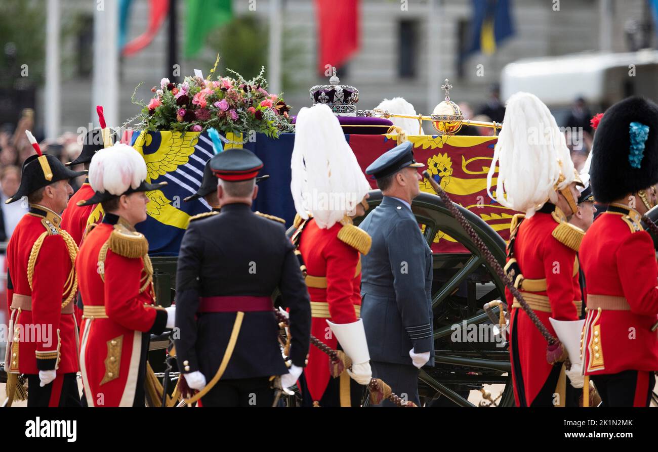 Londra, Inghilterra, 19th settembre 2022. La bara della Regina Elisabetta viene fotografata alla Horse Guards Parade durante la processione successiva al suo funerale di Stato che ha avuto luogo presso l'Abbazia di Westminster. L'immagine di credito dovrebbe essere: Paul Terry Foto Stock