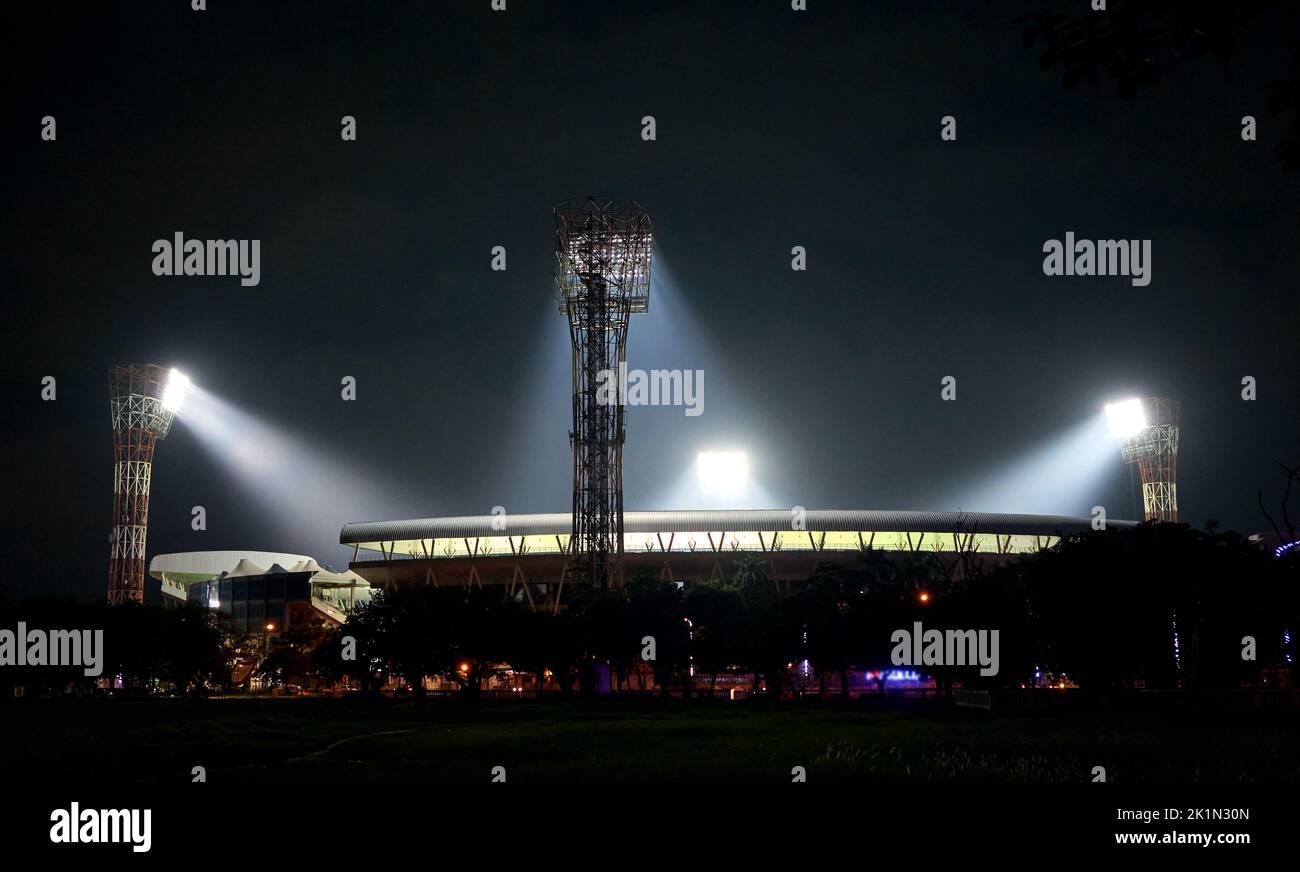 proiettori allo stadio notturno Foto Stock