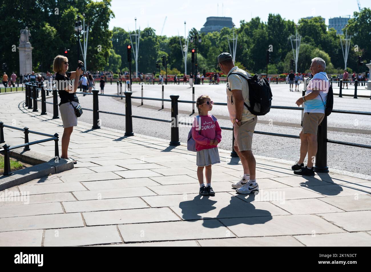 Londra, Regno Unito - 06 agosto 2022. I turisti intorno al monumento commemorativo della Regina Vittoria vicino a Buckingham Palace scattando foto l'uno dell'altro Foto Stock