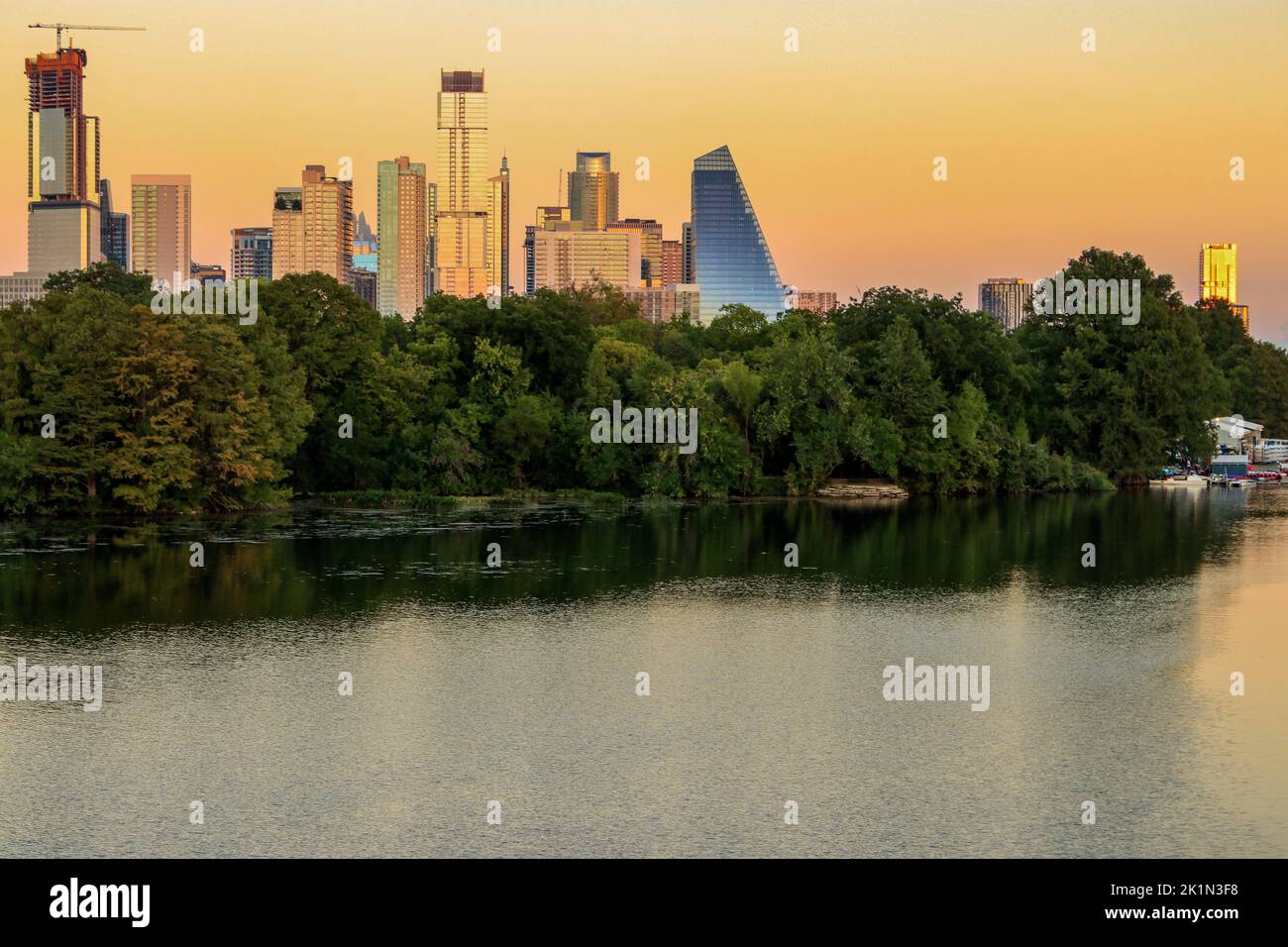 Lo skyline di Austin, TX, mentre i tramonti sul fiume Colorado in autunno sul fiume, dall'escursione a piedi e in bicicletta di Ann and Roy Butler e dal Boardwalk Foto Stock