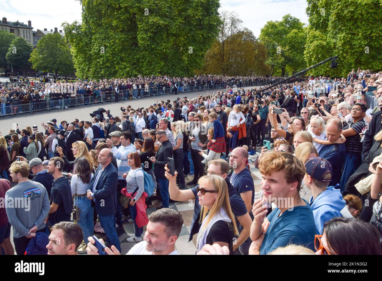 Londra, Regno Unito. 19th Set, 2022. La folla attende il Royal Hearse accanto all'Albert Memorial. Migliaia di persone si sono riunite per guardare la bara della Regina passare accanto all'Albert Memorial e alla Royal Albert Hall a South Kensington. La bara è stata trasferita nel Royal Hearse a Wellington Arch per il suo viaggio a Windsor dopo la processione ufficiale, con enormi folle che costeggiano il percorso attraverso Hyde Park e Kensington Gardens. Credit: SOPA Images Limited/Alamy Live News Foto Stock