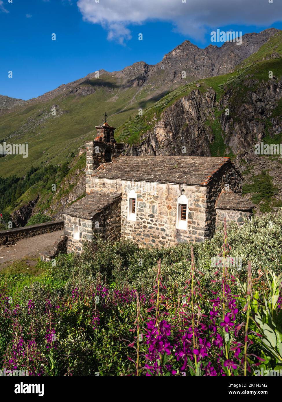 Costruita nel 1930 dagli operai della prima diga di Dixence, la cappella di St-Jean è un luogo altamente simbolico sulla diga di Grande Dixence. Foto Stock