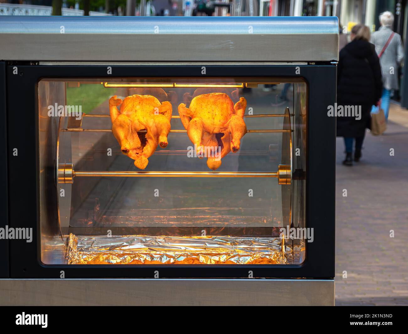 Due polli arrosto nel forno di un negozio di strada a Zaandam, Paesi Bassi Foto Stock