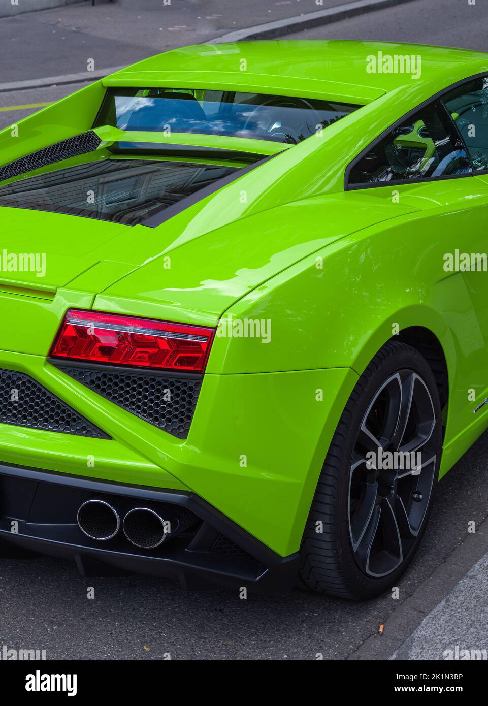 Zurigo, Svizzera - 10 luglio 2022: Primo piano di una prestigiosa vettura sportiva verde di lusso Foto Stock