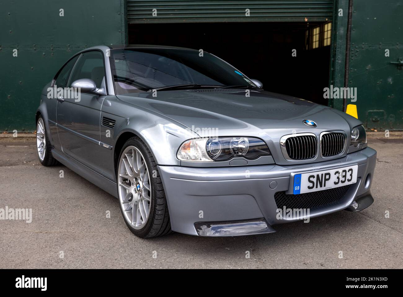 BMW M3 CSL ‘SNP 393’ in mostra al Bicester Heritage Scramble festeggiando i 50 anni di BMW Motorsport Foto Stock